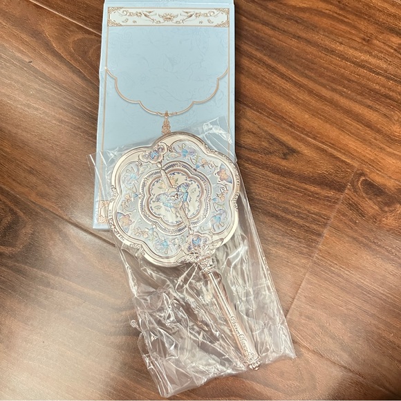 NIB!!! Flower Knows Butterfly Cloud Collar Hand Mirror - Picture 1 of 6